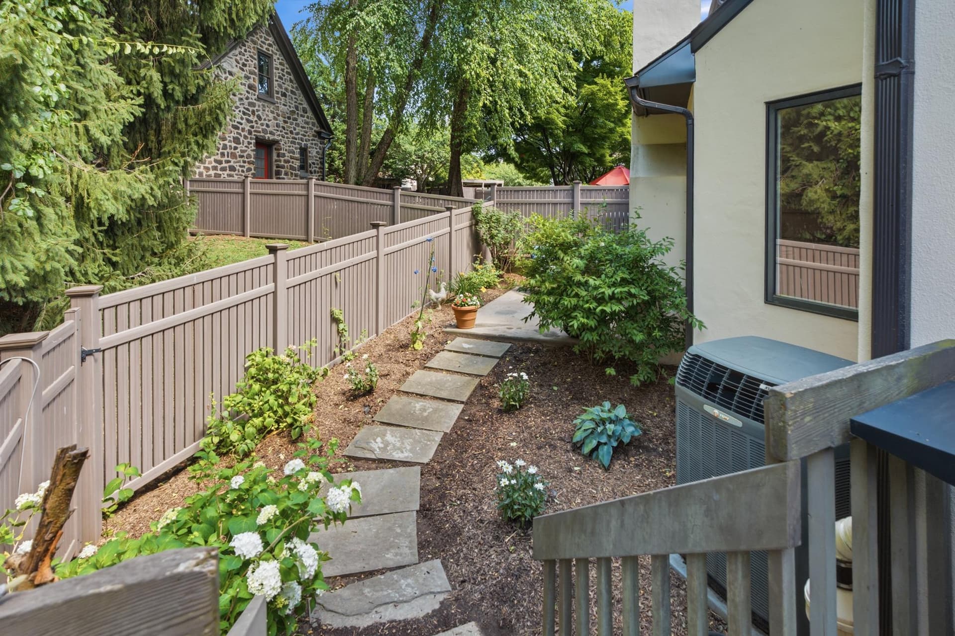 138 Montrose Avenue #26 photo 31