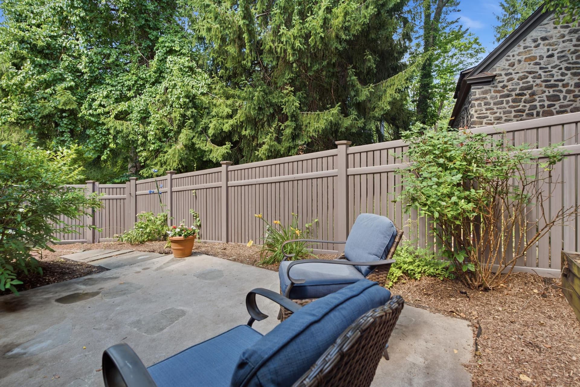 138 Montrose Avenue #26 photo 32