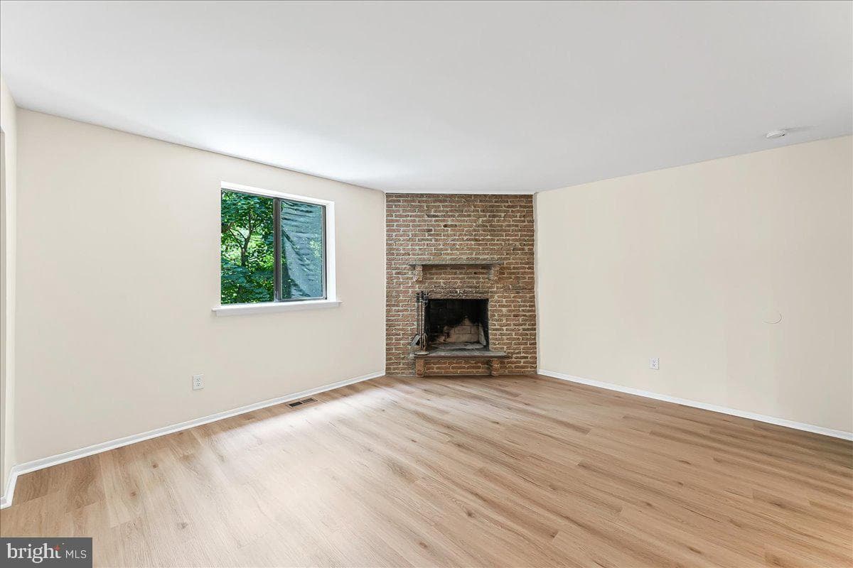 140 W Sixth St photo 11