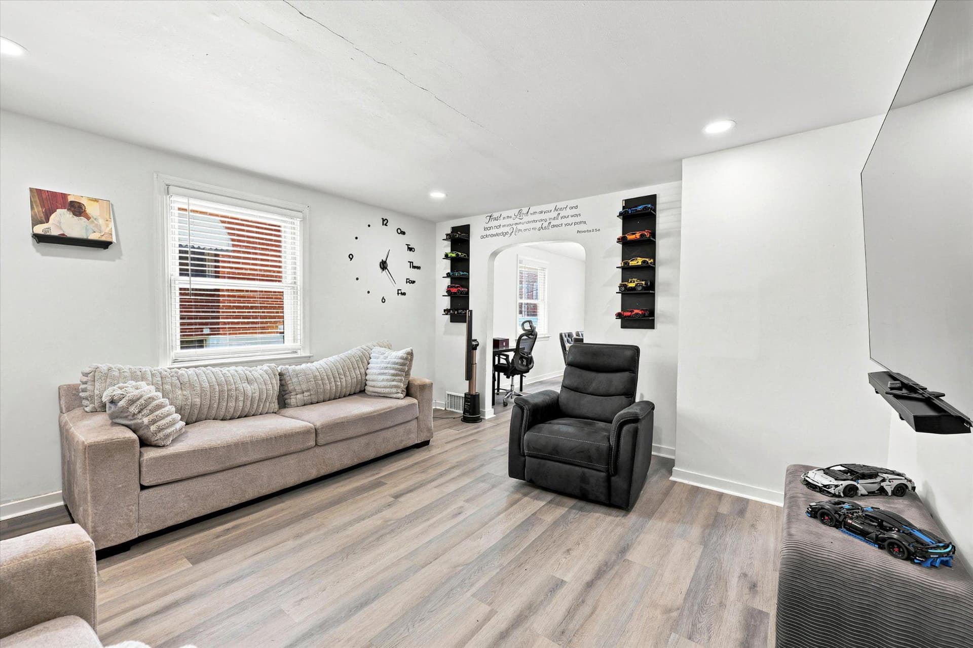 221 Foster Avenue photo 3
