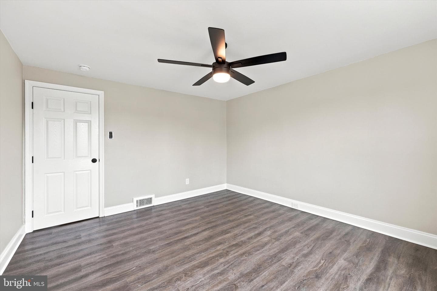 205 W Washington Avenue photo 10