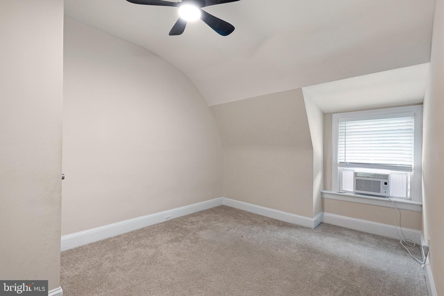 8 Cedar photo 15