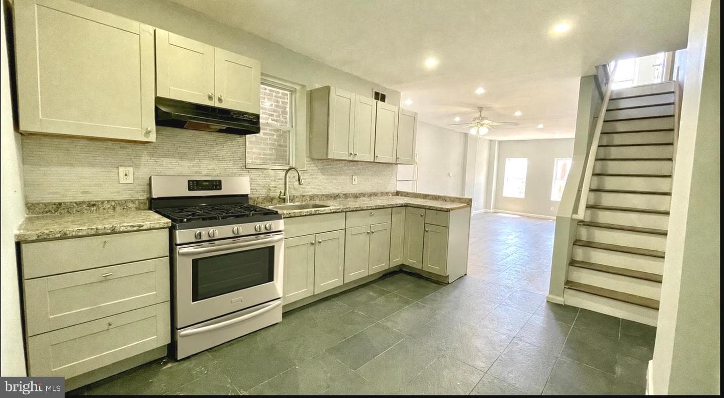 103 Thurlow Street #306 photo 4