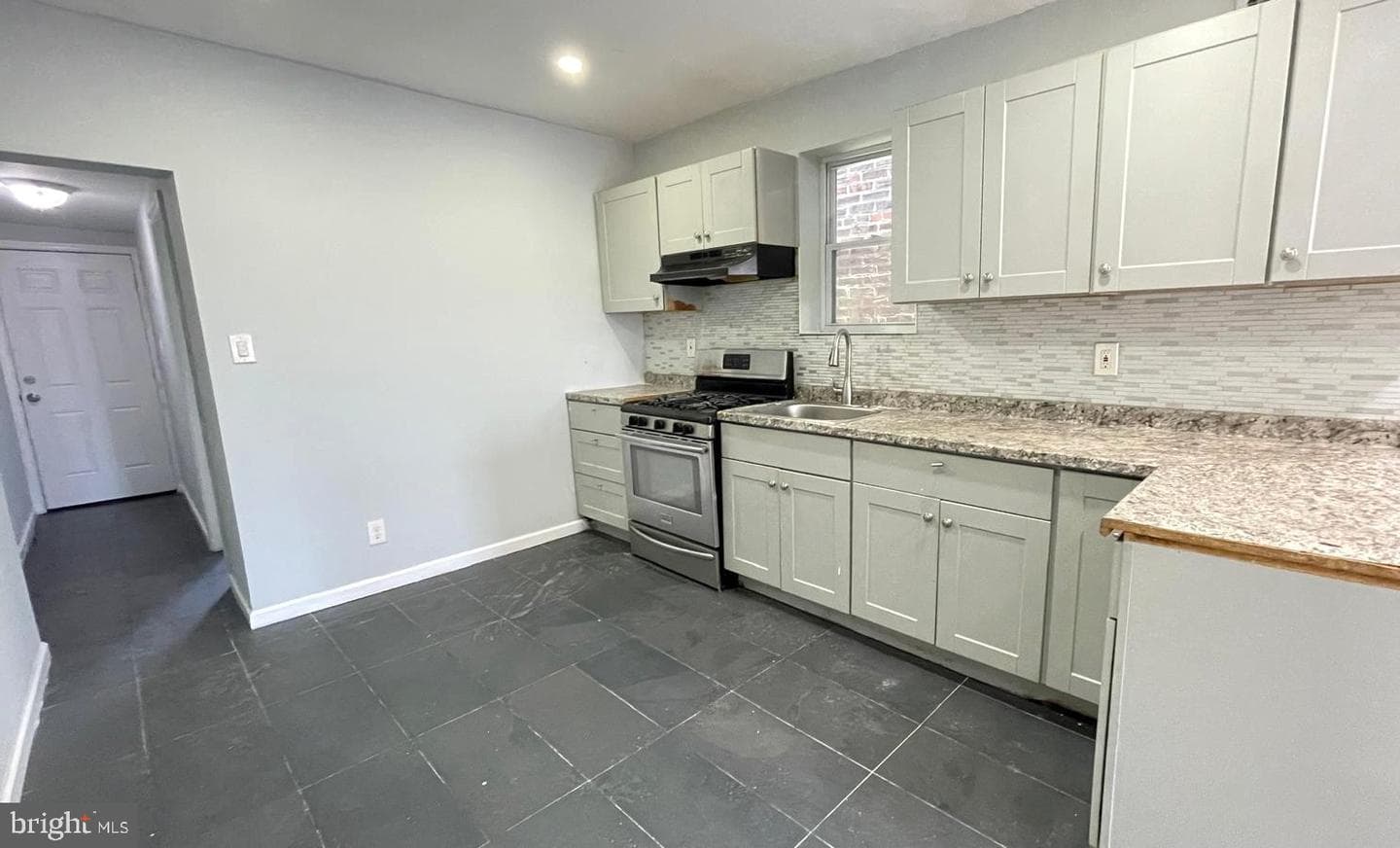 103 Thurlow Street #306 photo 5