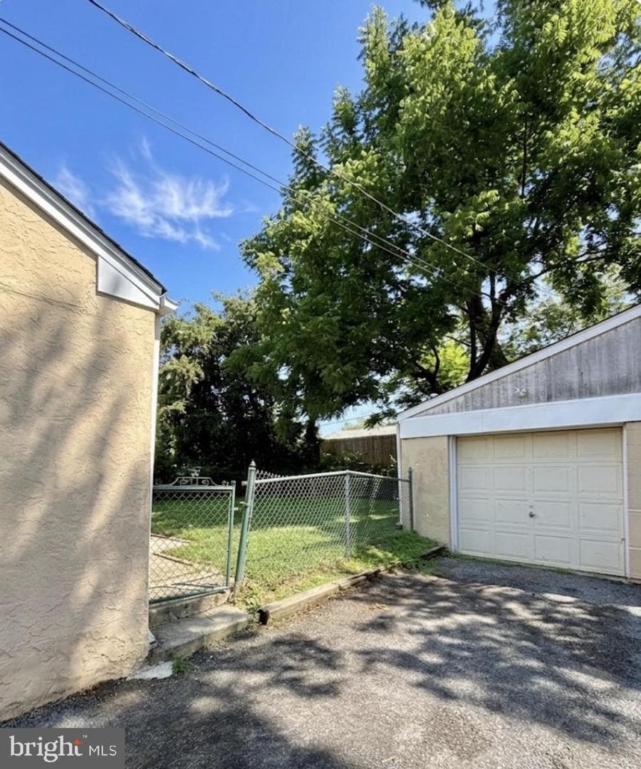 32 Scarlet Avenue photo 34