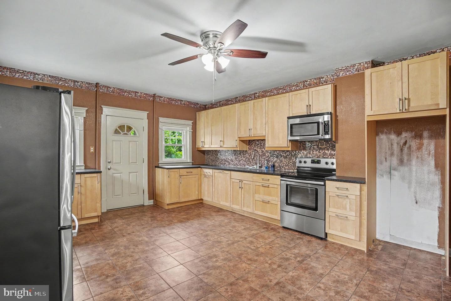 210 E Winona Avenue photo 9