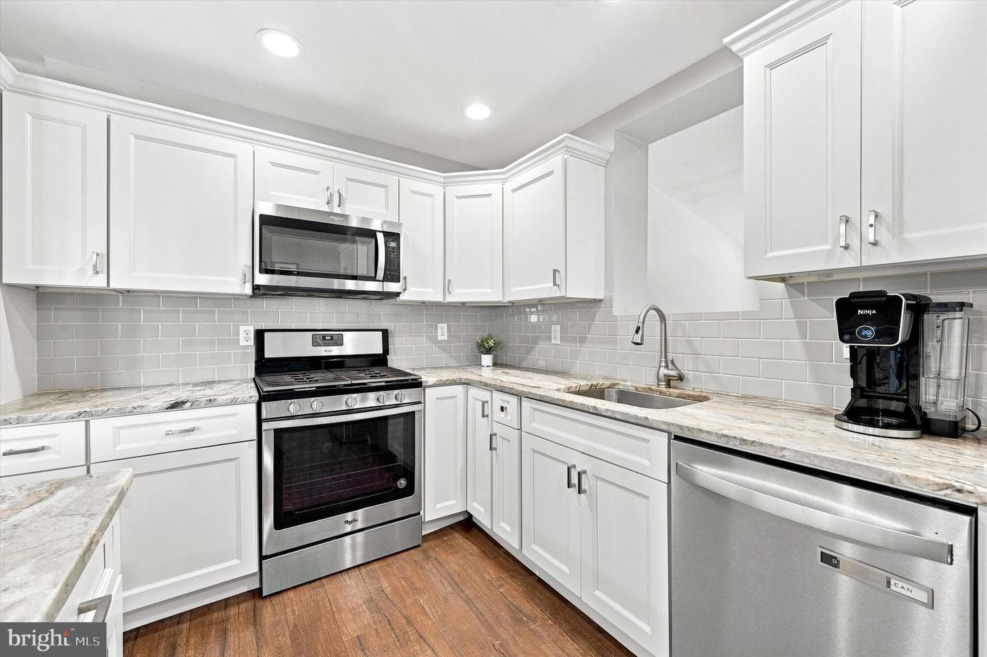 913 Girard Avenue photo 10