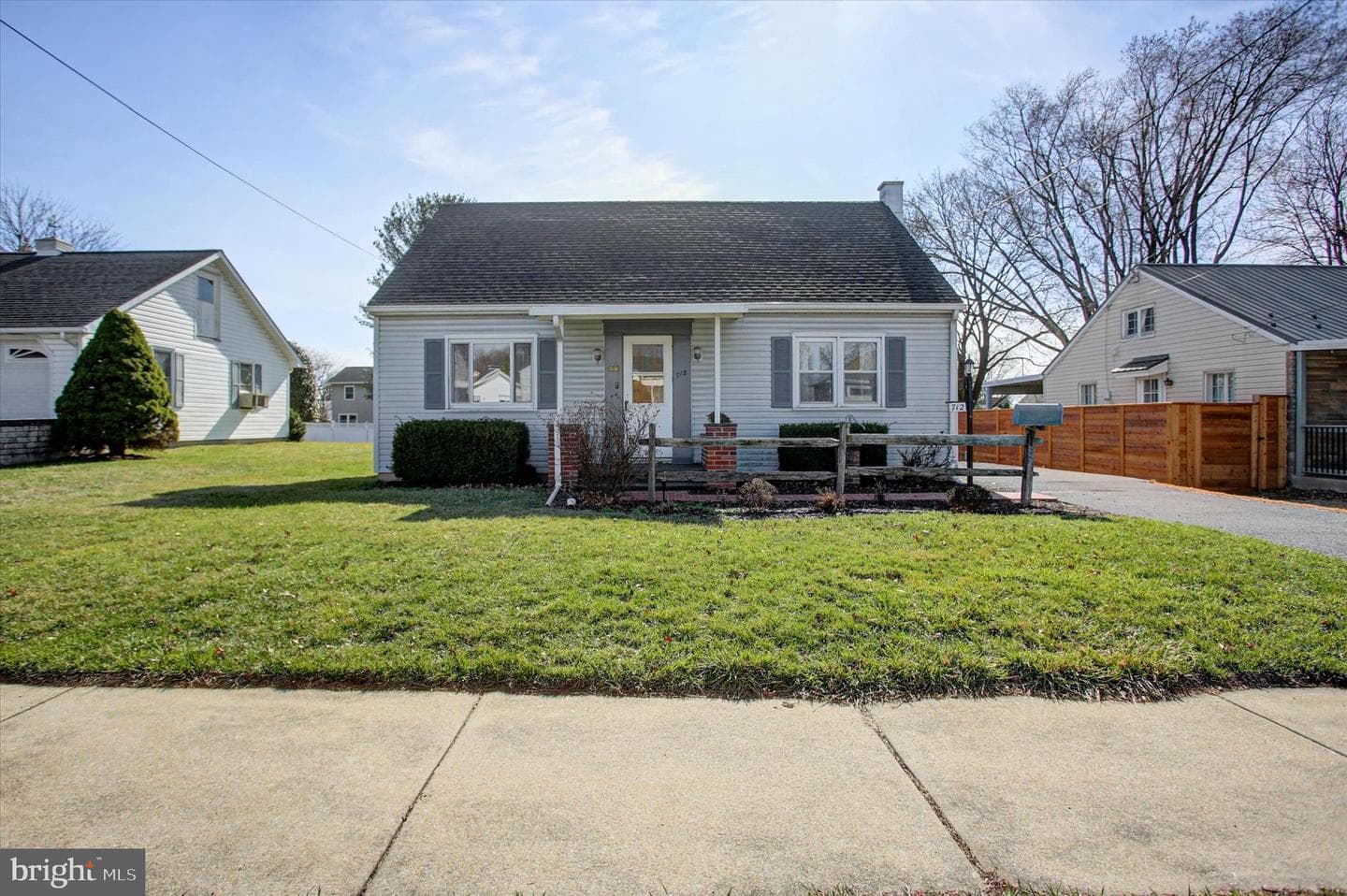 712 Stanley Avenue photo 2