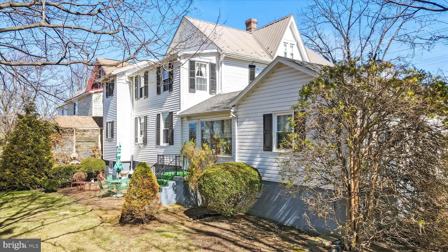 132 Faust Street photo 9
