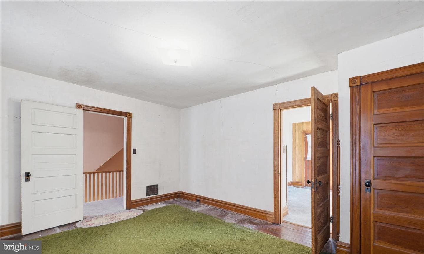 231 Fairview Avenue W photo 32