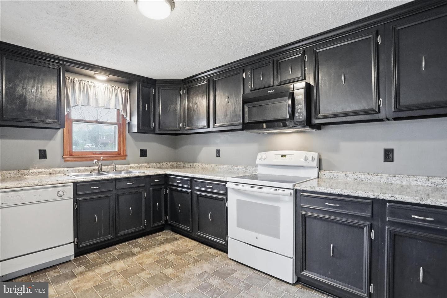 99 Jameslee Drive photo 11