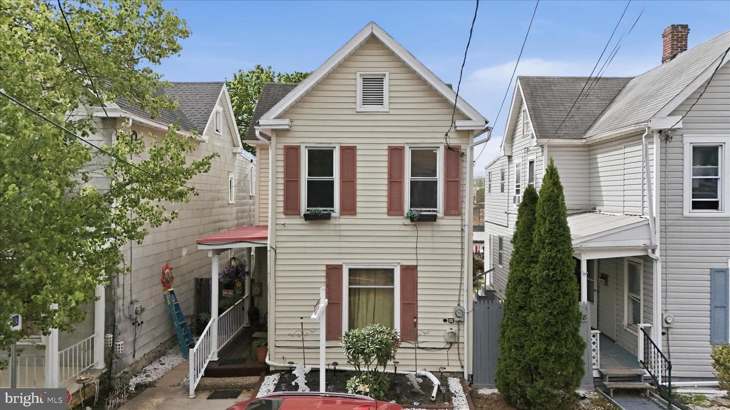 254 W Queen Street photo 2