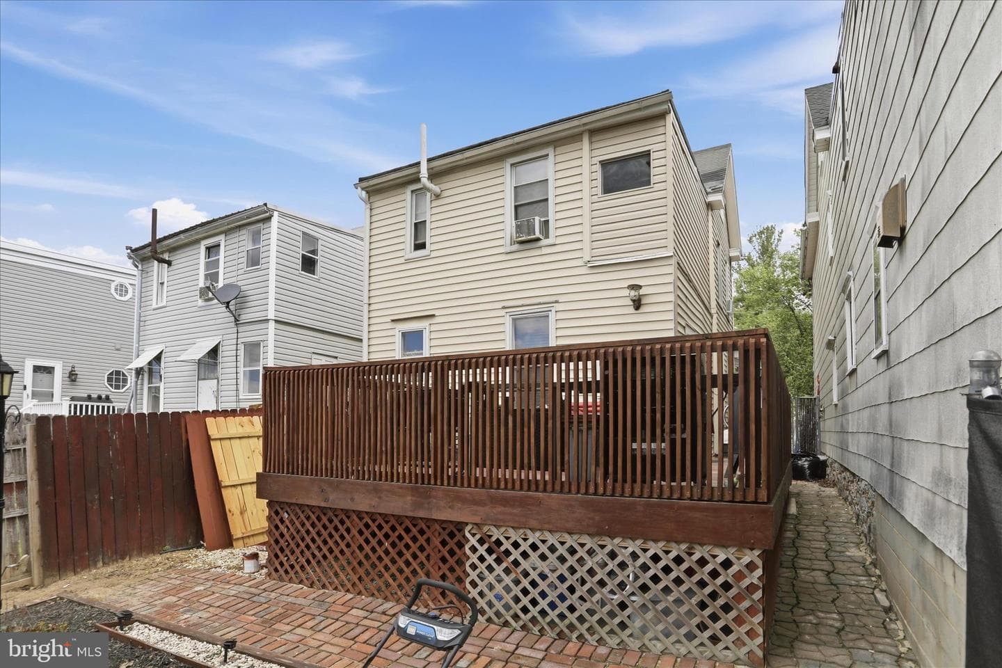 254 W Queen Street photo 25