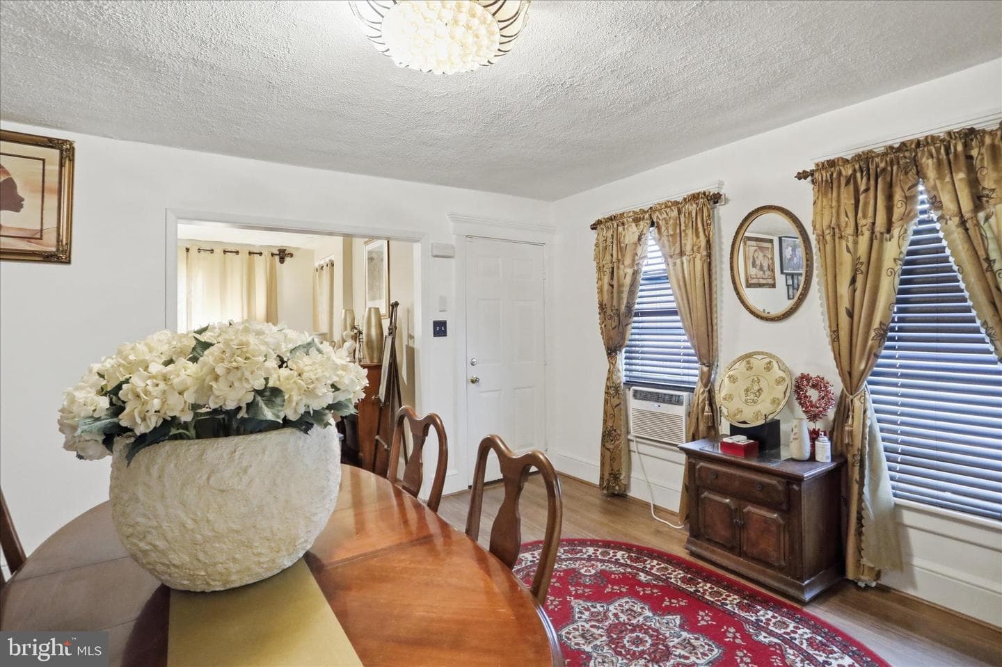 254 W Queen Street photo 9