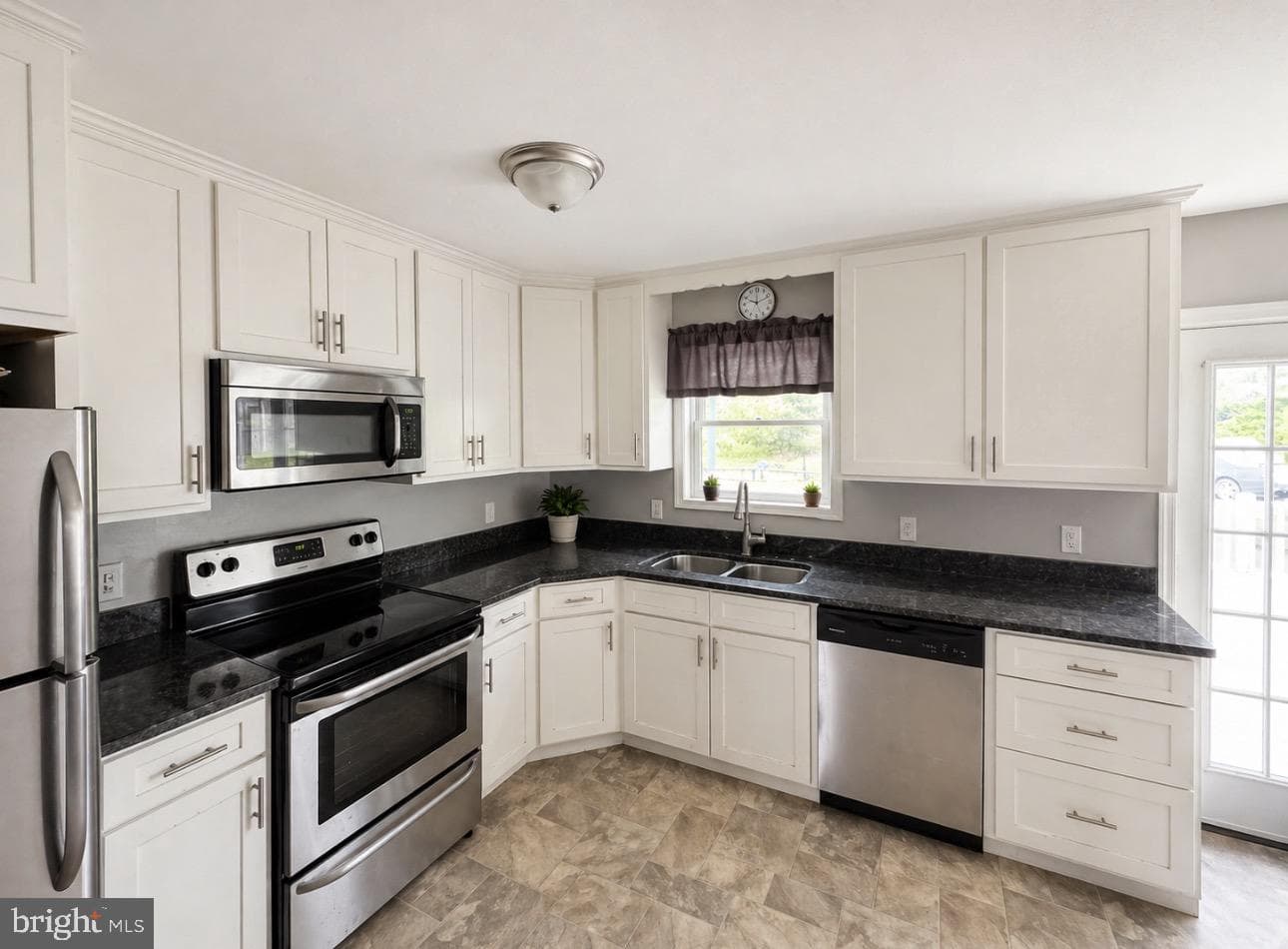 1577 Streamside Drive photo 4