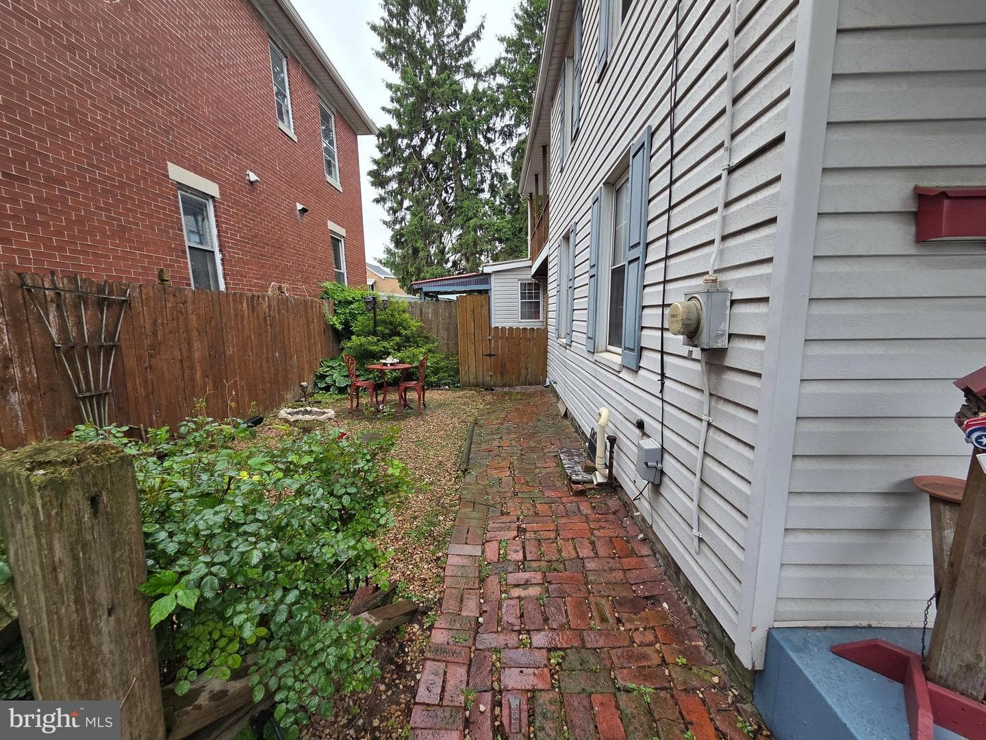 538 E E Queen Street photo 12