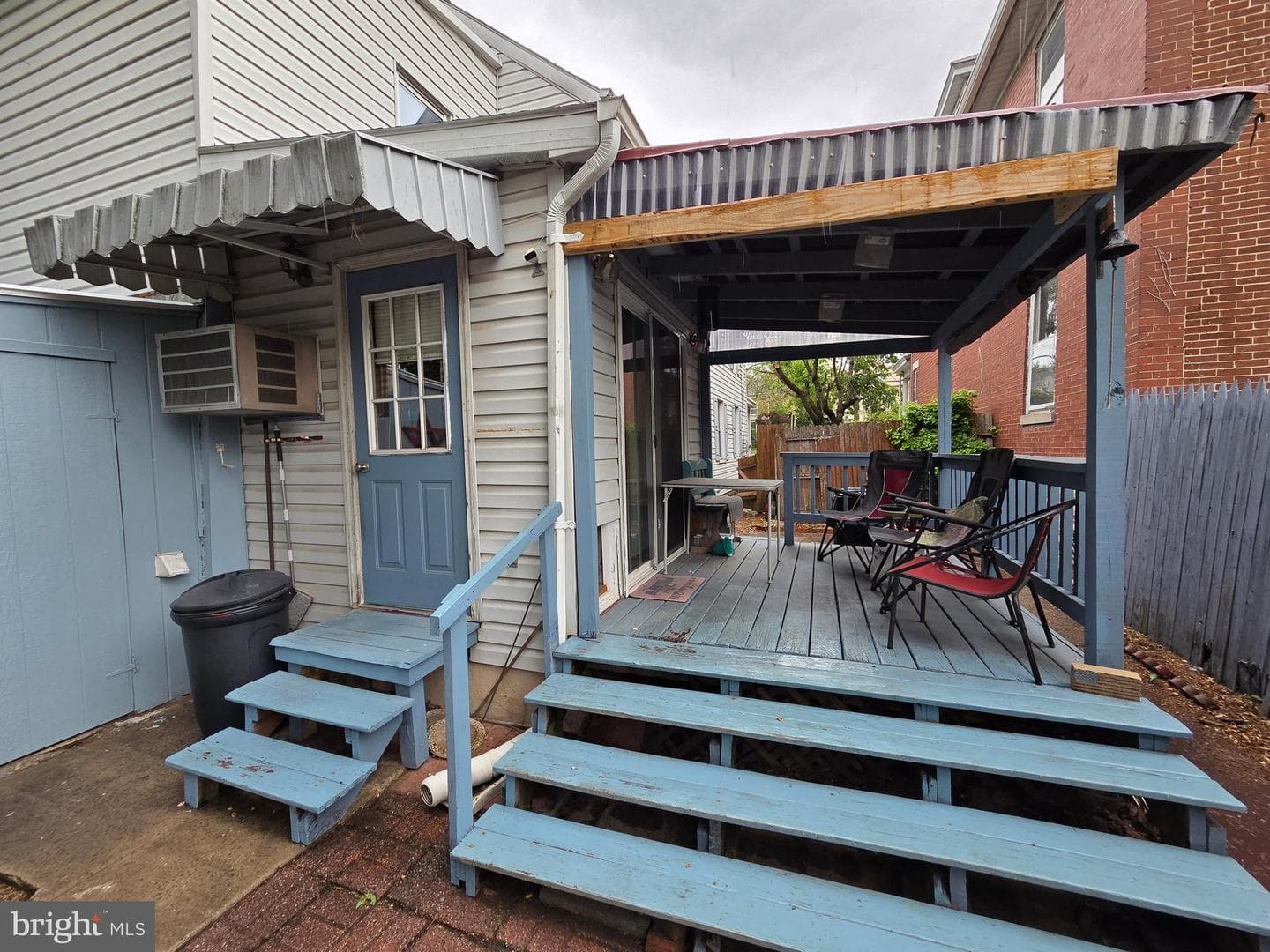 538 E E Queen Street photo 17
