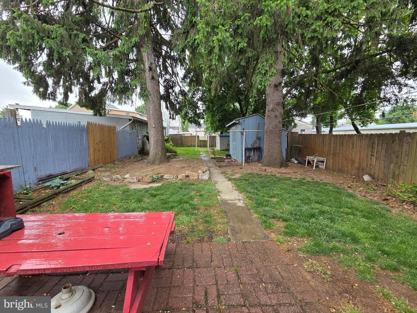 538 E E Queen Street photo 18