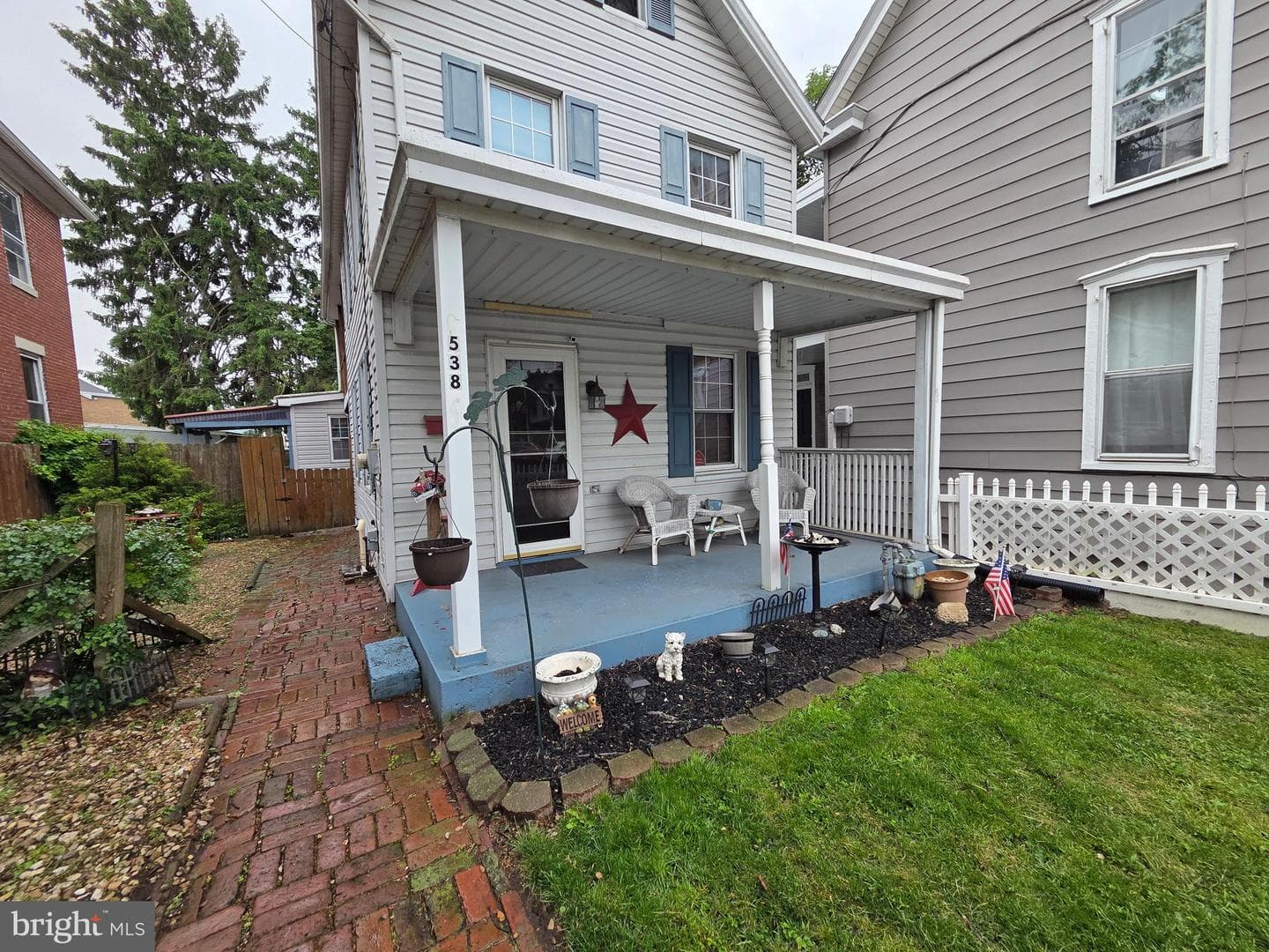 538 E E Queen Street photo 3