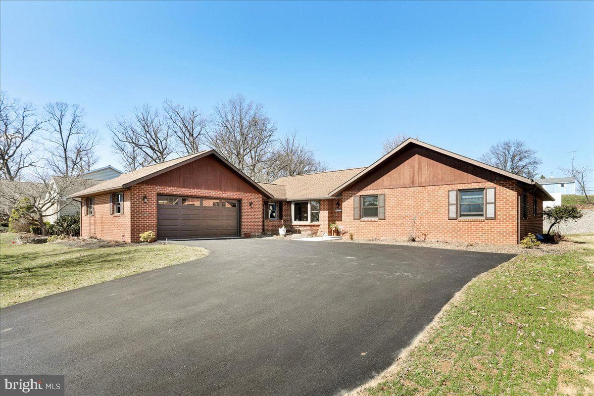 3671 Jenny Lane, Chambersburg