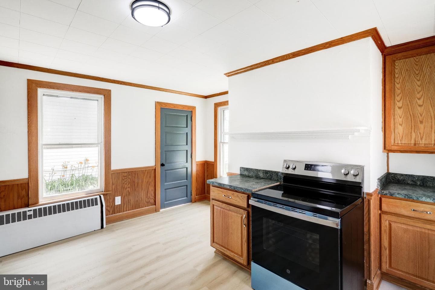 476 E E Queen Street photo 10