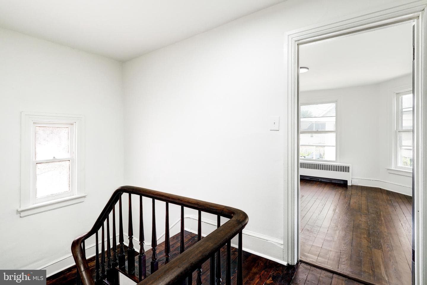 476 E E Queen Street photo 18
