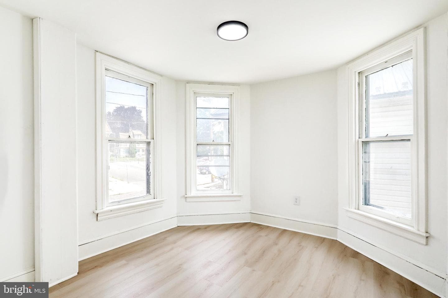 476 E E Queen Street photo 24