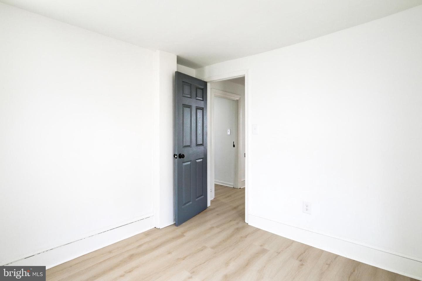 476 E E Queen Street photo 25