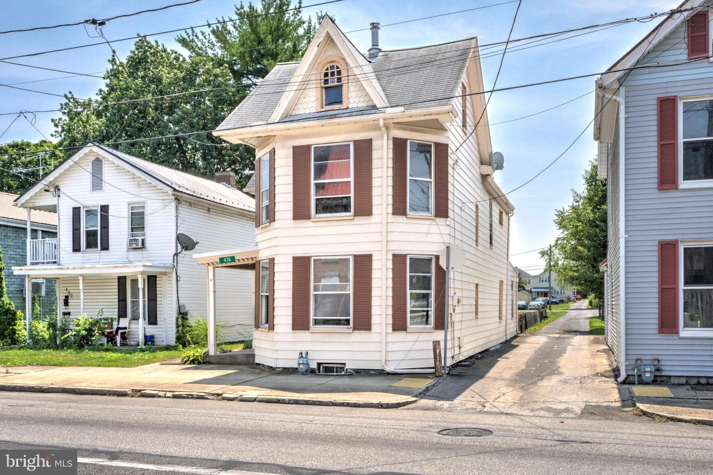 476 E E Queen Street photo 31