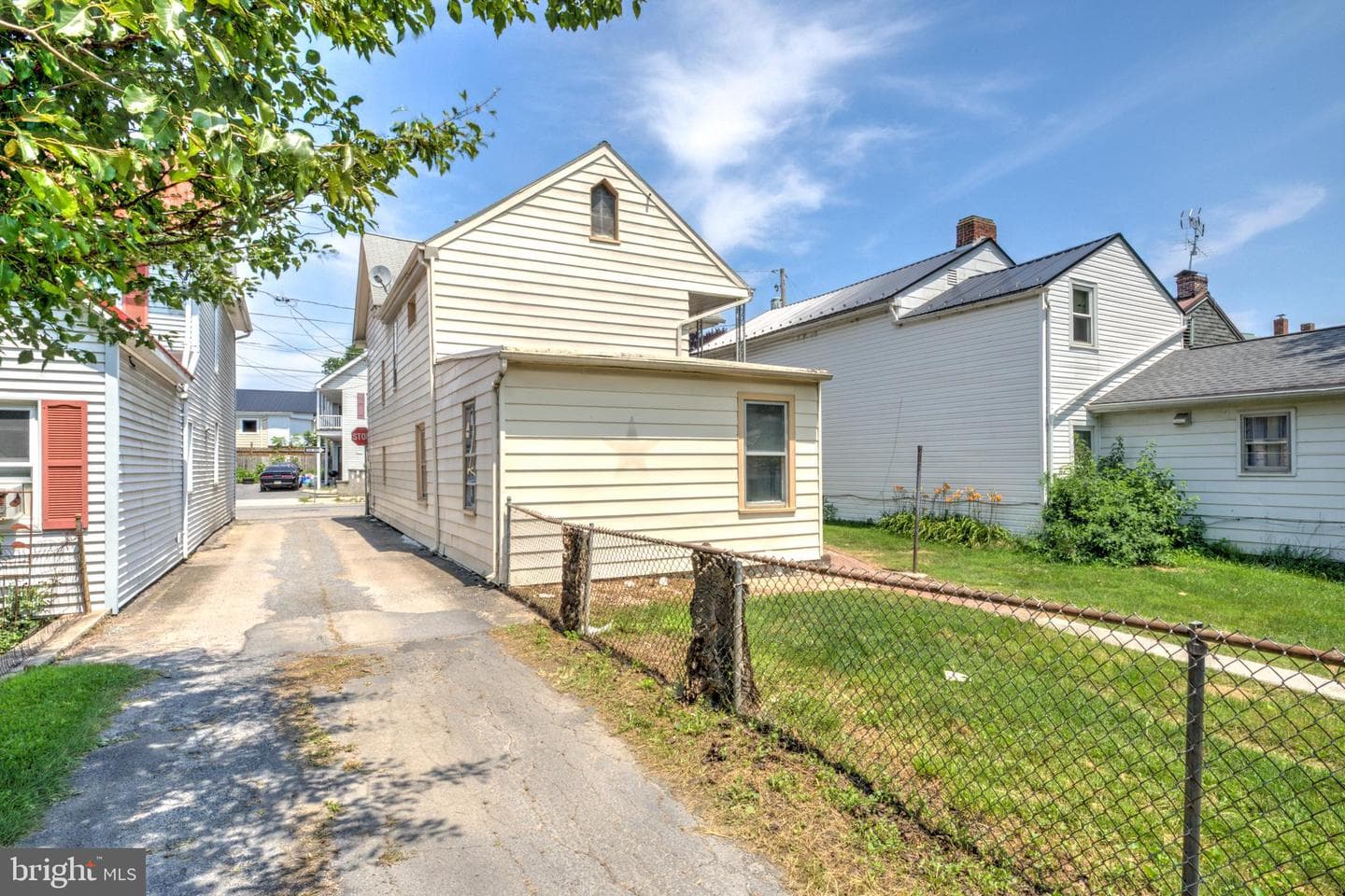 476 E E Queen Street photo 36