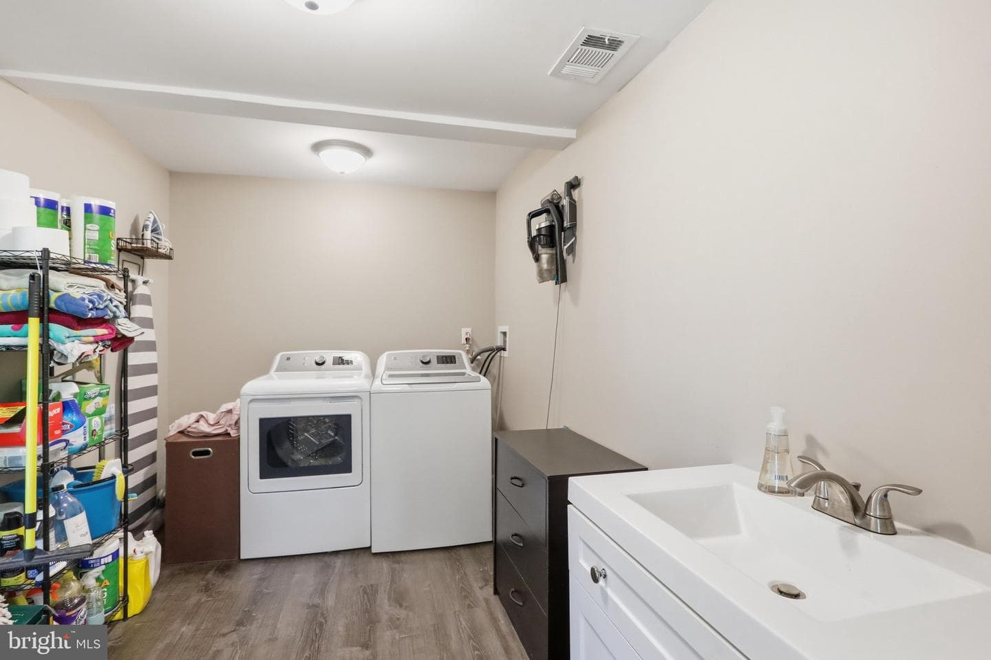 552 N Allison St photo 26