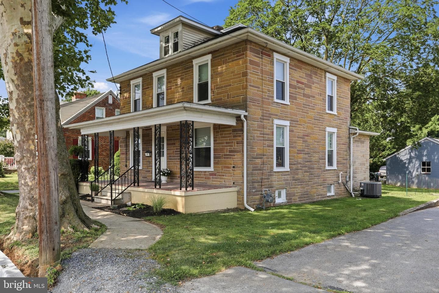 552 N Allison St photo 5