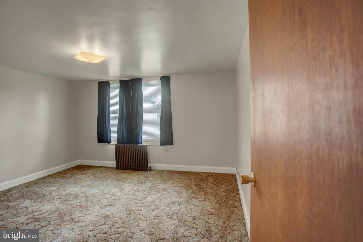 343 W Queen Street photo 18