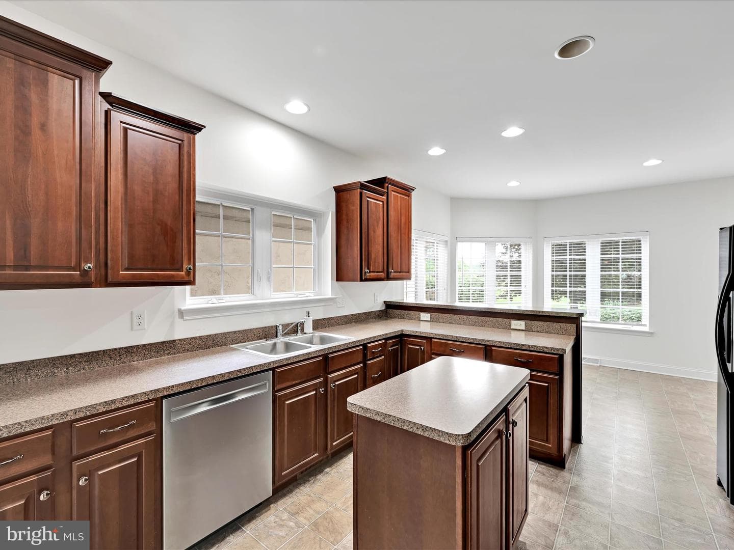 660 Woodfield Drive photo 9