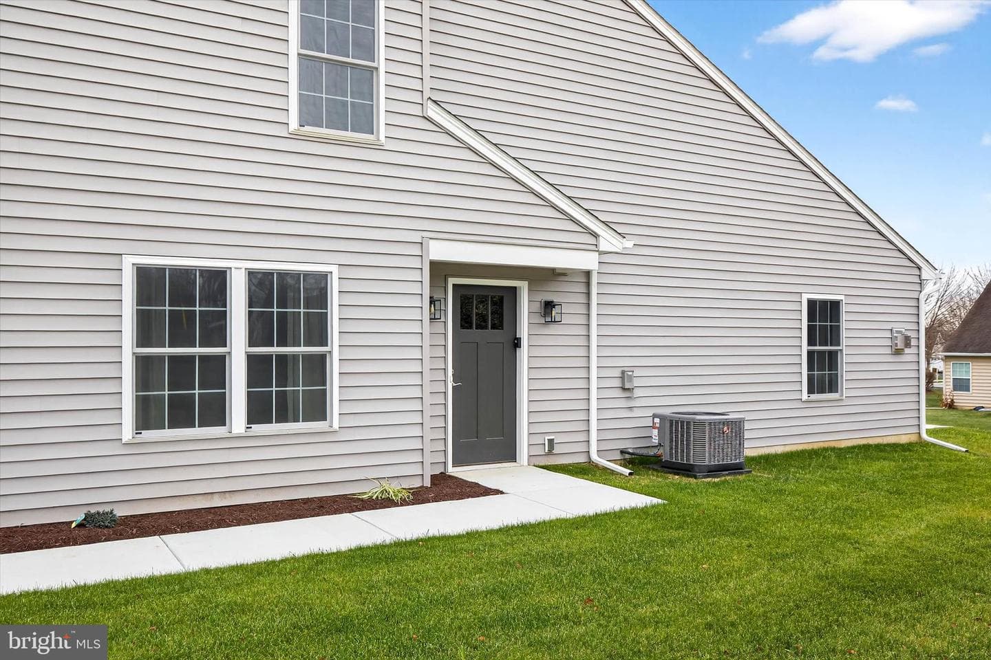 122 Hillard Field photo 6