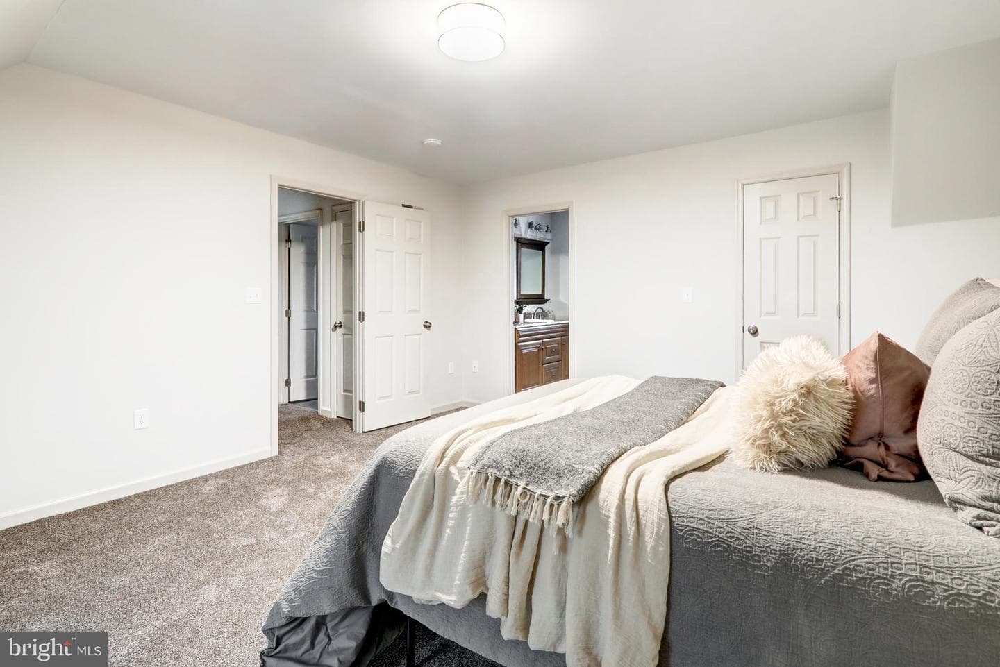 152 Kings Gate Drive photo 32