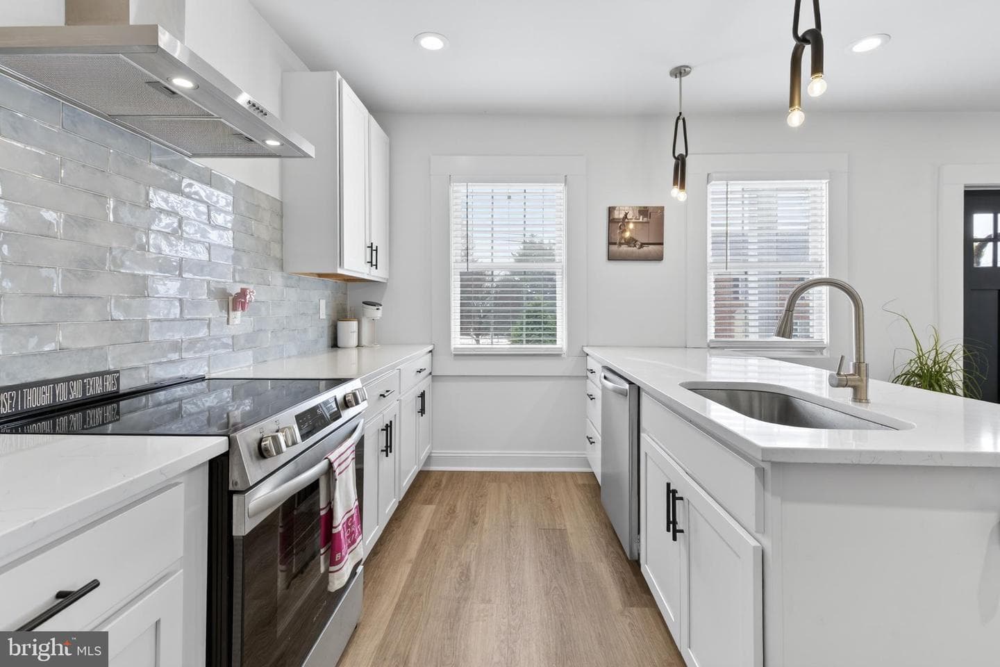 1529 Village Road photo 12