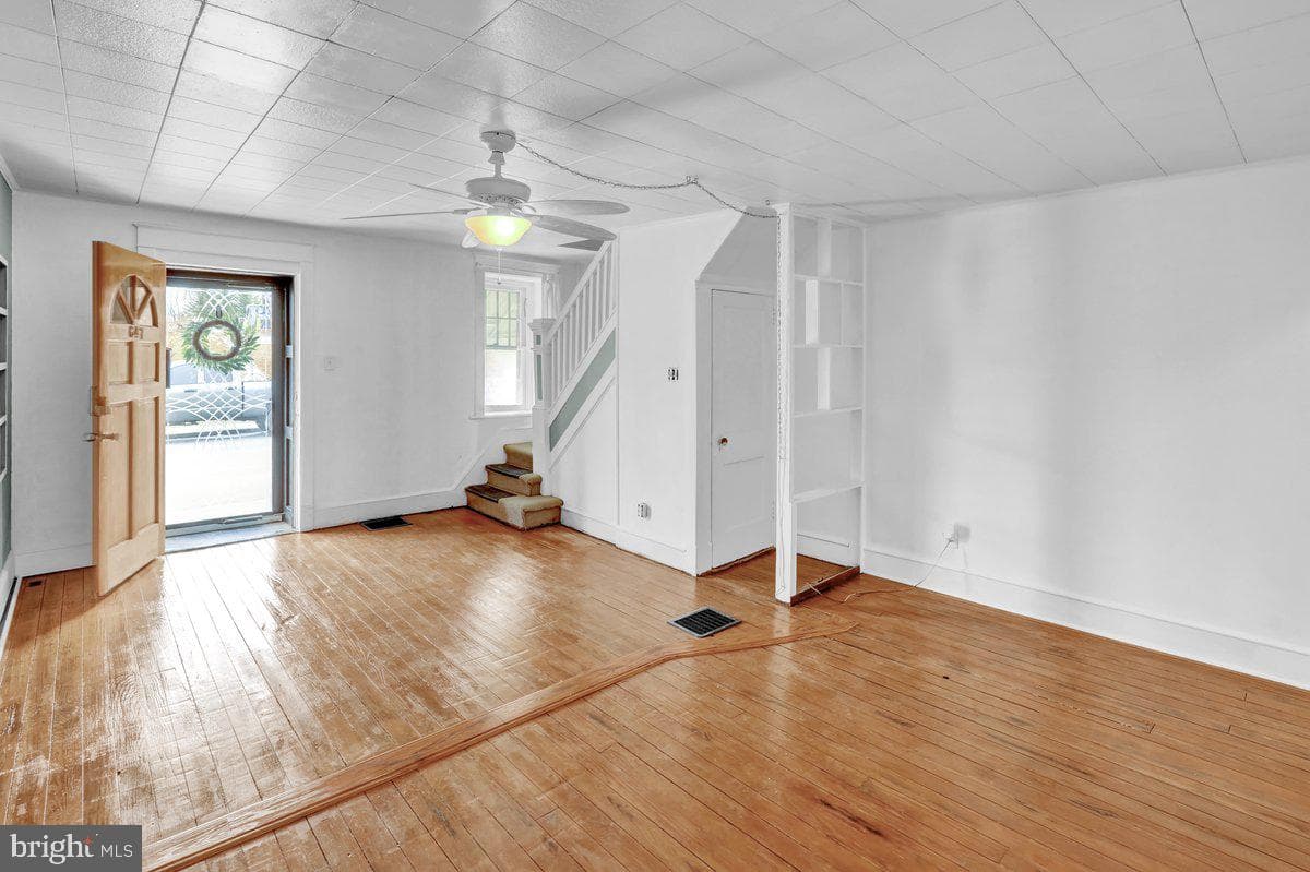647 S Franklin Street photo 2