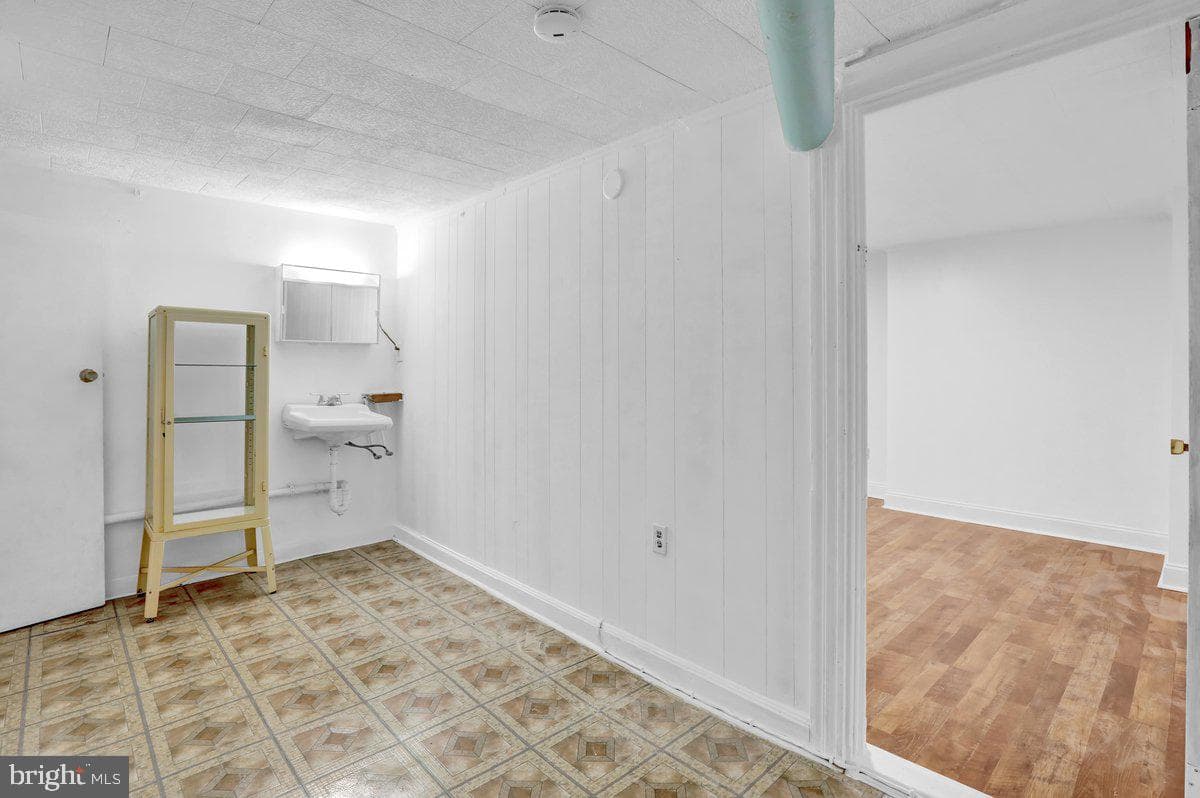 647 S Franklin Street photo 29