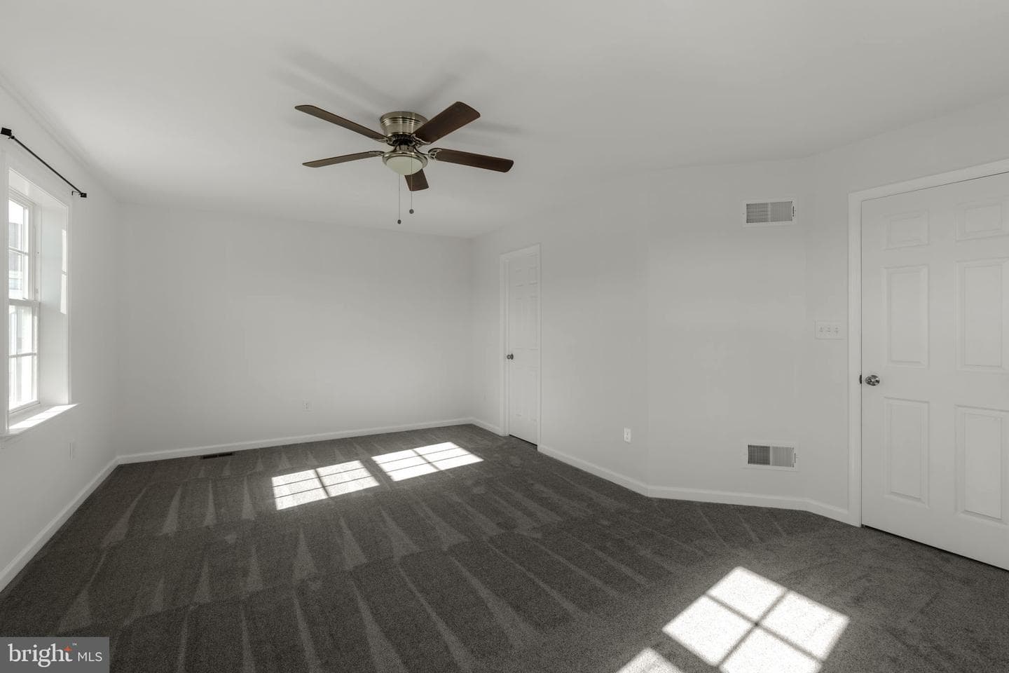 586 Stockdale Drive photo 33
