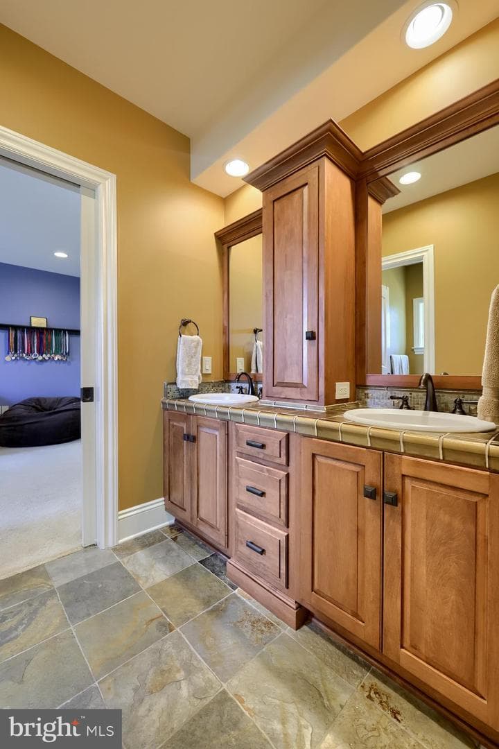 905 Greenside Drive photo 101