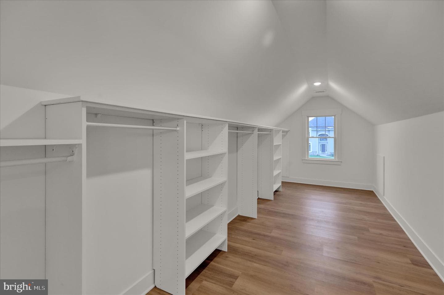 513 Cheltenham Court photo 37