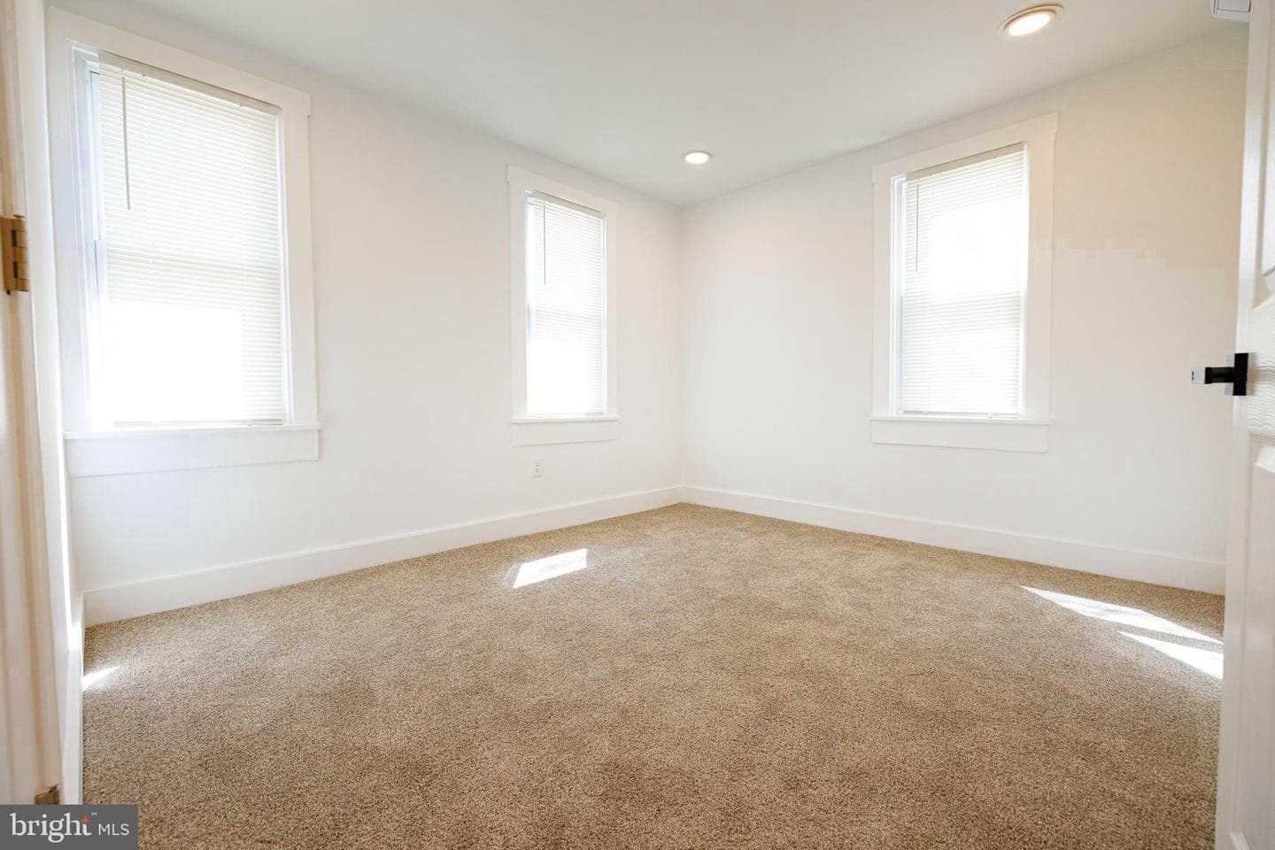222 N Market Avenue photo 31