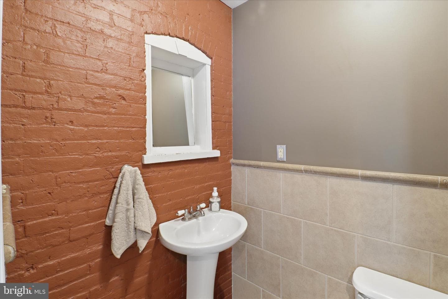418 E Ross Street photo 24