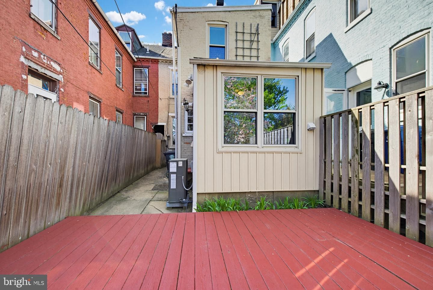 211 E Chestnut Street photo 30