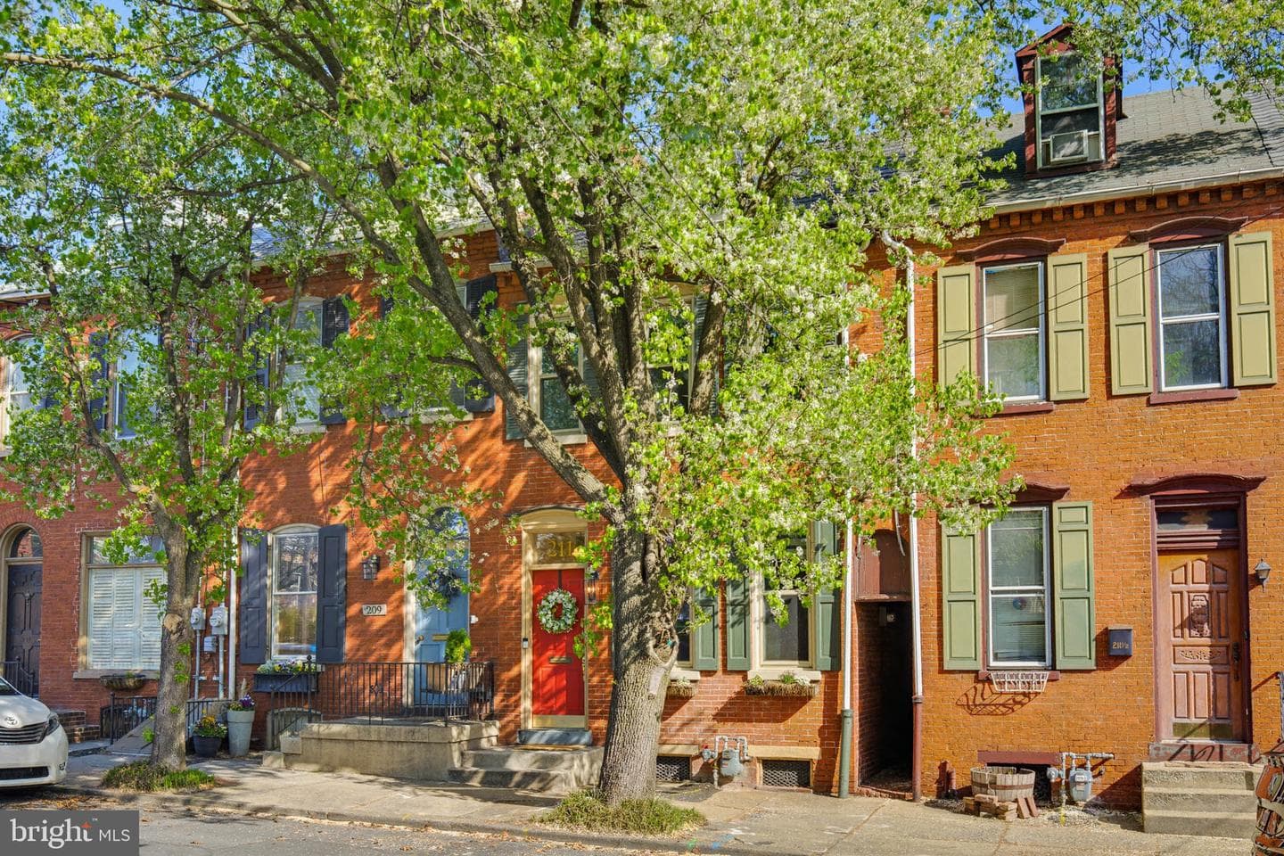 211 E Chestnut Street photo 4