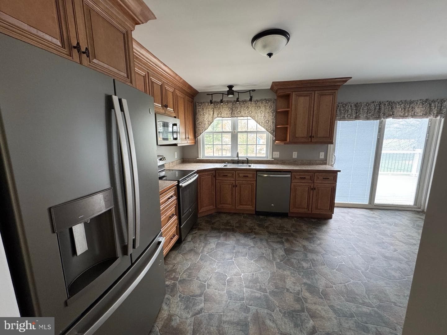 715 Hempfield Hill photo 4