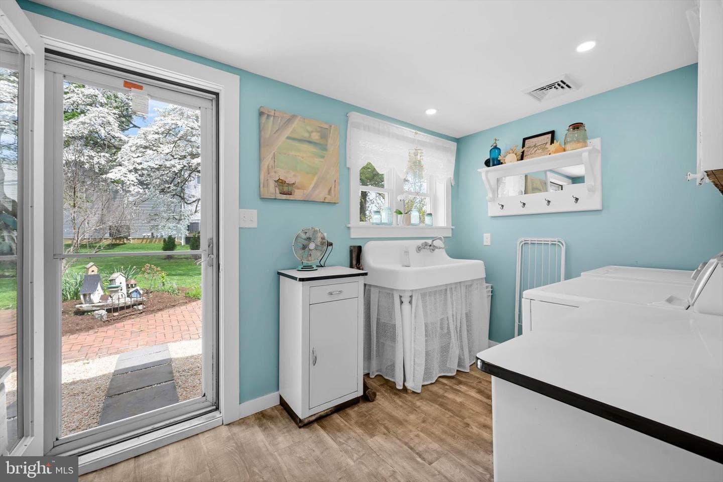 1523 Village Road photo 11