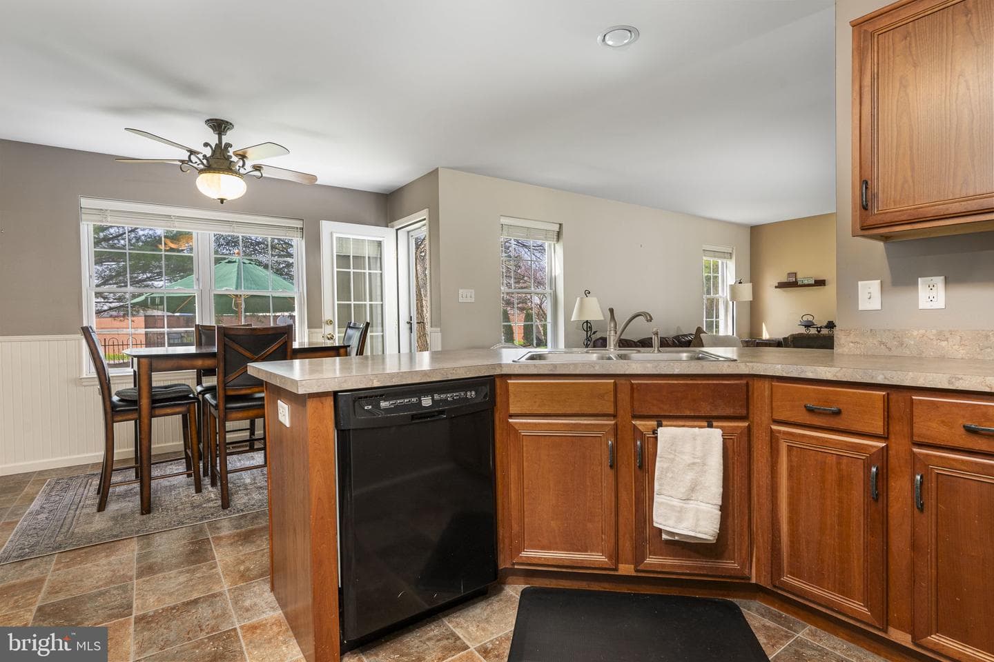 218 Cambridge Lane photo 6