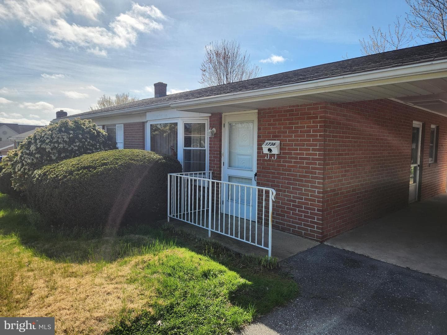 1736 Heritage Avenue photo 2